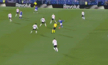 2-0,21岁皇马旧将妙传，38岁法布雷加斯率队12场不败，逼近意甲榜首